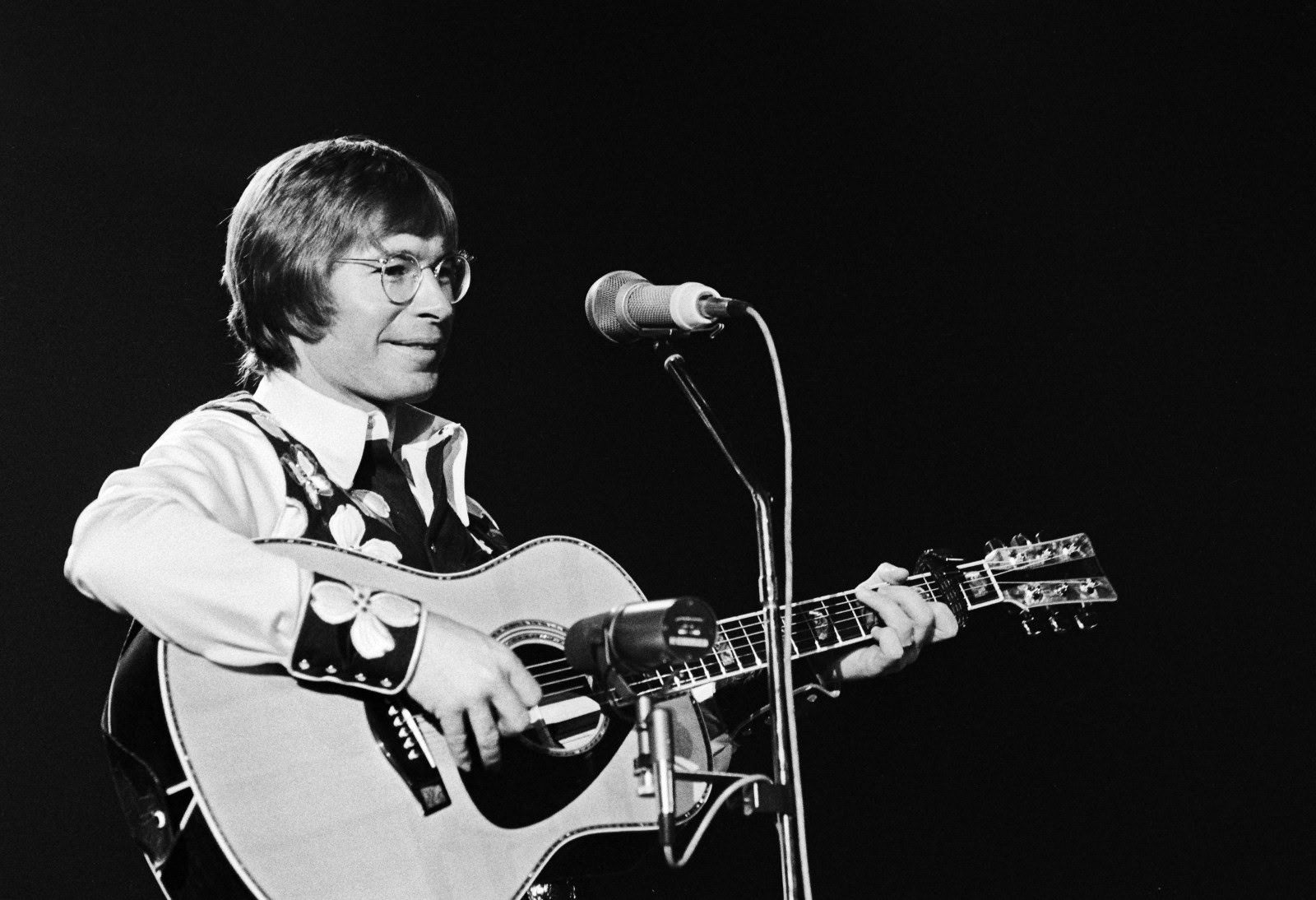 John Denver - Sunshine On My Shoulders (from The Wildlife Concert)